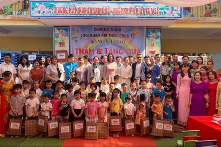 Đoàn khách quốc tế thăm, tặng quà các cháu tại Trường mầm non xã Thanh Khê, huyện Thanh Hà.