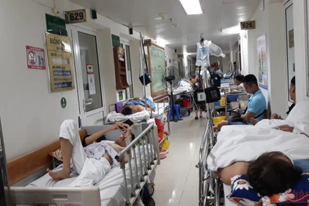 Việc thiếu thuốc, trang thiết bị y tế khiến ngay cả các bác sĩ cũng gặp khó. (Ảnh: THIÊN LAM)