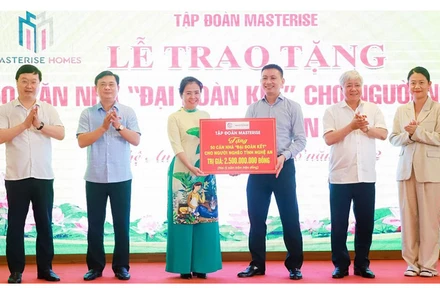 Nhà tài trợ trao hỗ trợ xây dựng 50 căn nhà “Đại đoàn kết” cho các hộ nghèo.