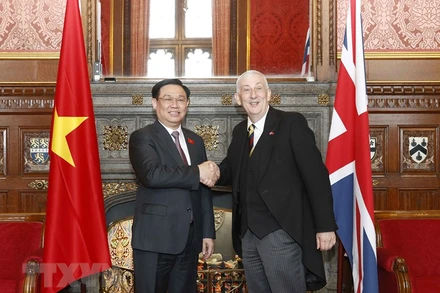 Chủ tịch Quốc hội Vương Đình Huệ và Chủ tịch Hạ viện Anh Lindsay Hoyle chụp ảnh chung. (Ảnh: Doãn Tấn/TTXVN)