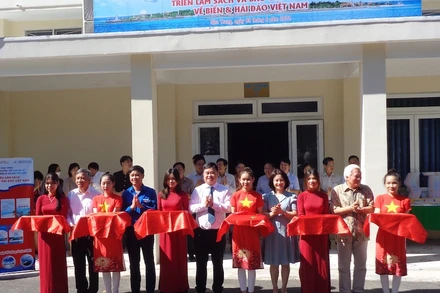 Cắt băng khai mạc Triển lãm sách.