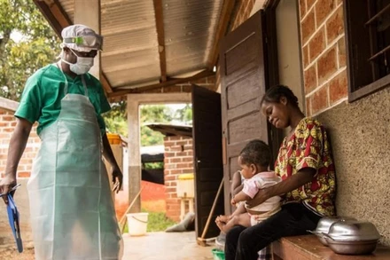 Điều trị cho bệnh nhân mắc bệnh đậu mùa khỉ tại Zomea Kaka, Cộng hòa Trung Phi. (Ảnh: AFP/TTXVN)