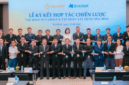 Tập đoàn Xây dựng Hòa Bình và Tập đoàn Sun Group ký kết hợp tác chiến lược