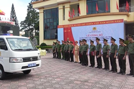 Bàn giao xe ô tô phục vụ công tác cho Công an xã ở khu vực biên giới trong tỉnh Cao Bằng.