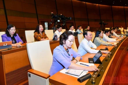 Các đại biểu Quốc hội biểu quyết thông qua Luật Thi đua, khen thưởng (sửa đổi), chiều 15/6. (Ảnh: LINH NGUYÊN)