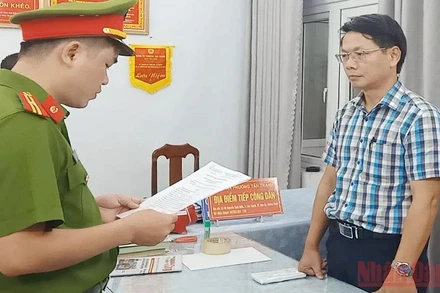 Công an tỉnh Quảng Nam đọc lệnh bắt đối tượng Trần Quang Kim Sơn.