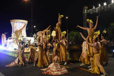 Các vũ công sôi động với chương trình Carnival đường phố "Take me to the Sun".