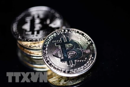 Hình ảnh mô phỏng đồng bitcoin tại Paris, Pháp. (Ảnh: AFP/TTXVN) 