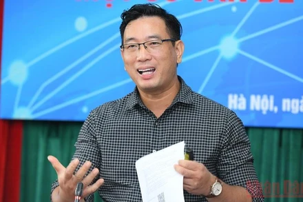 TS Đỗ Anh Đức, Viện Đào tạo Báo chí và Truyền thông, Trường Đại học Khoa học Xã hội và Nhân văn, Đại học Quốc gia Hà Nội trình bày tham luận tại hội thảo. (Ảnh: THÀNH ĐẠT) 