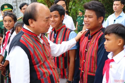 Chủ tịch nước Nguyễn Xuân Phúc hỏi thăm đồng bào dân tộc thiểu số huyện Bố Trạch.