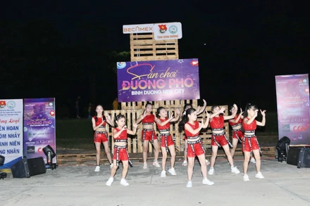 Một tiết mục tại vòng loại Chương trình “Liên hoan các nhóm nhảy” tại “Sân chơi đường phố - Binh Duong New City”.