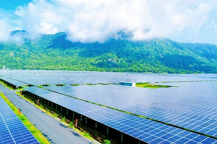Hùng vĩ Nhà máy Điện mặt trời An Hảo ngay dưới chân Núi Cấm.
