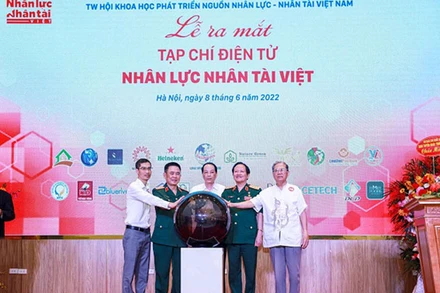 Các đại biểu thực hiện nghi thức ấn nút ra mắt Tạp chí điện tử Nhân lực Nhân tài Việt.