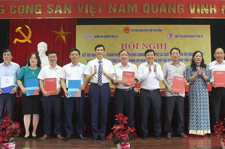 Lễ ký kết hợp đồng tín dụng, hợp tác kinh doanh giữa ngân hàng và doanh nghiệp.