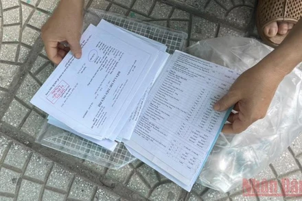 Người bệnh mòn mỏi chờ thuốc bảo hiểm y tế.