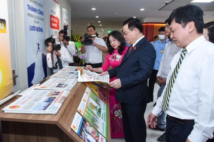 Chủ tịch Quốc hội Vương Đình Huệ xem các ấn phẩm của báo Đại biểu Nhân dân. (Ảnh Duy Linh)