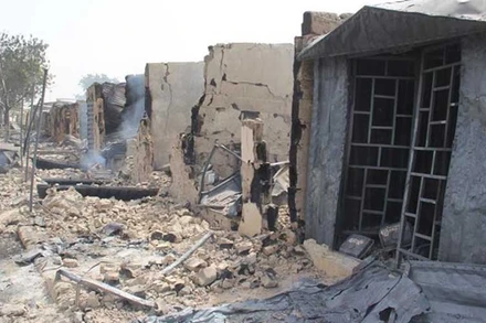 Nhiều ngôi nhà và cửa hàng bị các tay súng tình nghi khủng bố đốt phá trong một vụ tấn công ở Auno, Nigeria. (Ảnh: AFP/TTXVN)