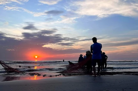 Ngư dân đi lùi “kéo” mặt trời lên
