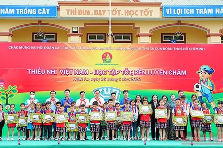 Đại diện Hội đồng Đội Trung ương, Tỉnh đoàn Nghệ An và các đơn vị liên quan trao thiết bị, quà tặng thiếu nhi vượt khó học tốt.
