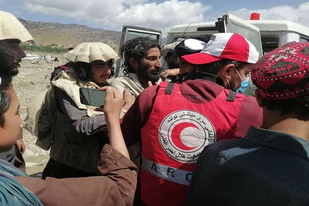 Các bác sĩ và tình nguyện viên của Hiệp hội Trăng lưỡi liềm đỏ Afghanistan đưa nạn nhân đến bệnh viện ở huyện Spera, tỉnh Khost, Afghanistan. (Ảnh: Hiệp hội Trăng lưỡi liềm đỏ Afghanistan)