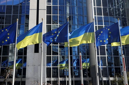 Cờ của EU và Ukraine bên ngoài trụ sở Nghị viện châu Âu tại Brussels, Bỉ, ngày 28/2. (Ảnh: Reuters)