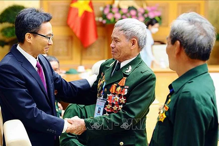 Phó Thủ tướng Vũ Đức Đam thăm hỏi các đại biểu. (Ảnh: TTXVN)