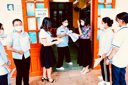 Các thí sinh tham dự kỳ thi tuyển sinh vào lớp 10 trung học phổ thông sáng 8/6, tại Hải Phòng.