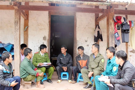 Công an xã Quảng Lâm (huyện Mường Nhé) vận động người bản Trạm Púng chấp hành các chủ trương, chính sách pháp luật. (Ảnh Báo Điện Biên)