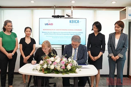 Giám đốc quốc gia Cơ quan Phát triển quốc tế Hoa Kỳ (USAID) Ann Marie Yastishock cùng Giám đốc quốc gia Cơ quan Phát triển quốc tế Hàn Quốc (KOICA) Cho Han Deog tại Lễ ký kết. (Ảnh: Đại sứ quán Hoa Kỳ)