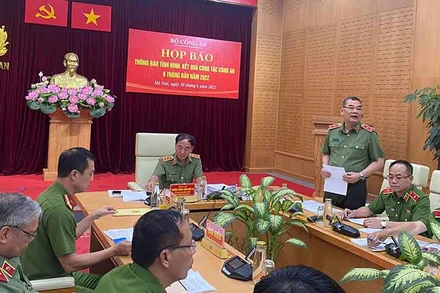 Lãnh đạo Bộ Công an trả lời nhiều câu hỏi của các cơ quan báo chí.