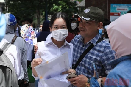 Thí sinh tham dự kỳ thi vào lớp 10 của Hà Nội ra về sau buổi thi. (Ảnh: THÀNH ĐẠT)