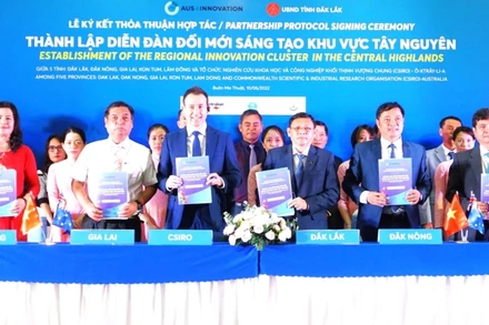 Đại diện Ủy ban nhân dân 5 tỉnh Tây Nguyên và CRISO ký kết thỏa thuận hợp tác thành lập Diễn đàn đổi mới sáng tạo khu vực Tây Nguyên.
