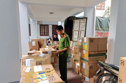 Thực phẩm chức năng giả bị cơ quan chức năng thu giữ.