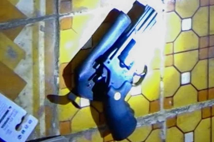 Công an thu giữ tang vật vũ khí của đối tượng Phạm Anh Nhựt.