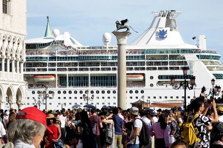 Venice sẽ áp dụng thu phí du lịch để hạn chế lượng du khách, tránh tình trạng quá tải như trước đại dịch (Ảnh: REUTERS)