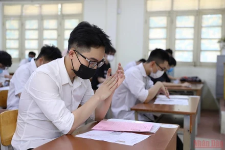 Học sinh theo học hệ song bằng đang rất hoang mang ngay trước thềm kỳ thi chuyển cấp. (Ảnh: SƠN BÁCH)