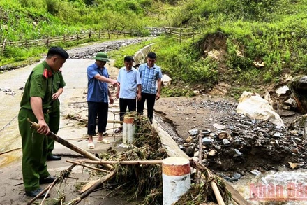 Mưa lớn ngập, xói tràn trên đường giao thông ở Mường Lát.
