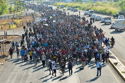Đoàn người di cư tại TP Tapachula, Mexico hướng tới biên giới giáp Mỹ, ngày 18/11/2021. (Ảnh: Reuters)