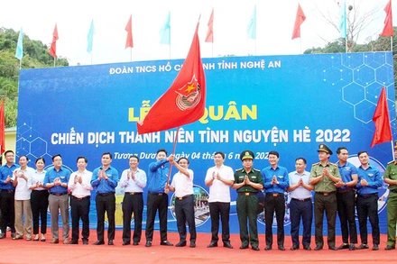 Nghi thức trao cờ phát động chiến dịch hè. (Ảnh: Thanh Quỳnh)