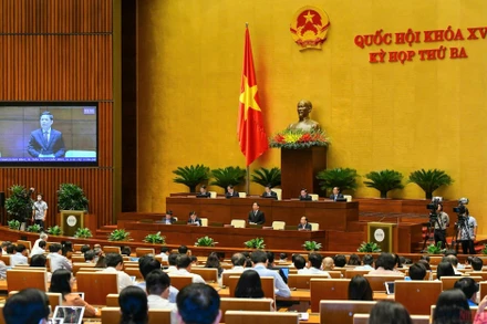 Bộ trưởng Giao thông vận tải Nguyễn Văn Thể trả lời chất vấn của đại biểu Quốc hội sáng 9/6. (Ảnh: KHOA NGUYÊN)