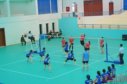 Các đội thi đấu bóng chuyền hơi tại Nhà thi đấu Trung tâm huấn luyện quân sự quốc gia 4.