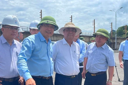 Bộ trưởng lê Minh Hoan (giữa) tại thực địa đỉnh đập Nhà máy thủy điện Hòa Bình. 