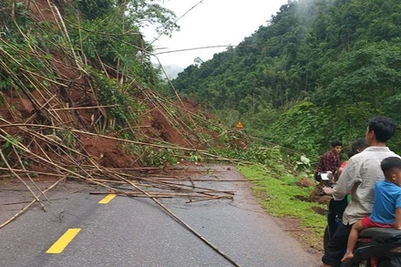 Điểm sạt lở tại KM102+100 gây ách tắc giao thông trên quốc lộ 4H.