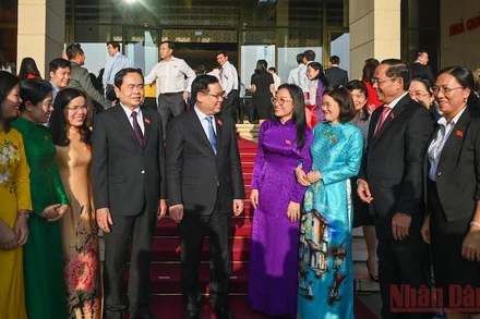 Chủ tịch Quốc hội Vương Đình Huệ trò chuyện với các đại biểu Quốc hội trẻ tại buổi gặp mặt. (Ảnh: Duy Linh)