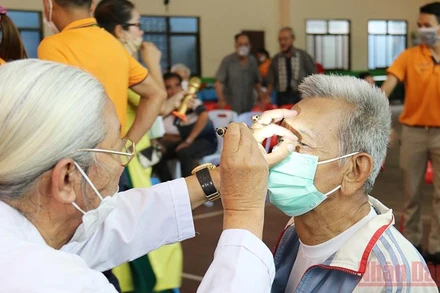 Bác sĩ Việt Nam khám bệnh cho ông Mai Khắc Trọng, ngày 4/6. (Ảnh: Duy Toàn)