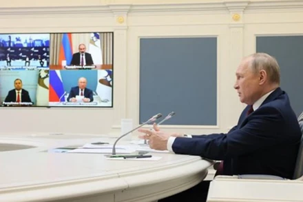 Tổng thống Nga Vladimir Putin (phải) tham dự trực tuyến Diễn đàn Kinh tế Á-Âu được tổ chức ở Bishkek (Kyrgyzstan), ngày 26/5/2022. (Ảnh: AFP/TTXVN)