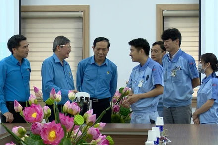 Lãnh đạo Tổng Liên đoàn lao động Việt Nam và thành phố Hà Nội trò chuyện với các gương sáng kiến của Công ty trách nhiệm hữu hạn Điện Stanley Việt Nam.