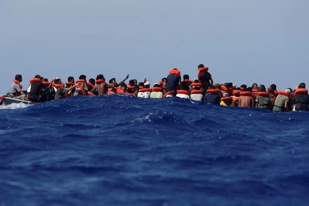 Người di cư lênh đênh trên hành trình nguy hiểm vượt biển Địa Trung Hải đến châu Âu. (Ảnh minh họa: REUTERS)