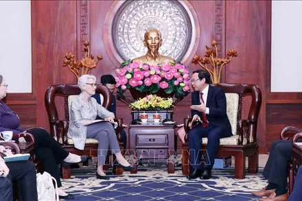 Bí thư Thành ủy Thành phố Hồ Chí Minh tiếp bà Wendy Sherman, Thứ trưởng thứ nhất Bộ Ngoại giao Hoa Kỳ. (Ảnh: TTXVN)