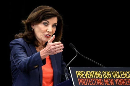 Thống đốc bang New York Kathy Hochul phát biểu trong lễ ký thành luật dự luật về kiểm soát súng đạn, ngày 6/6. (Ảnh: Reuters)